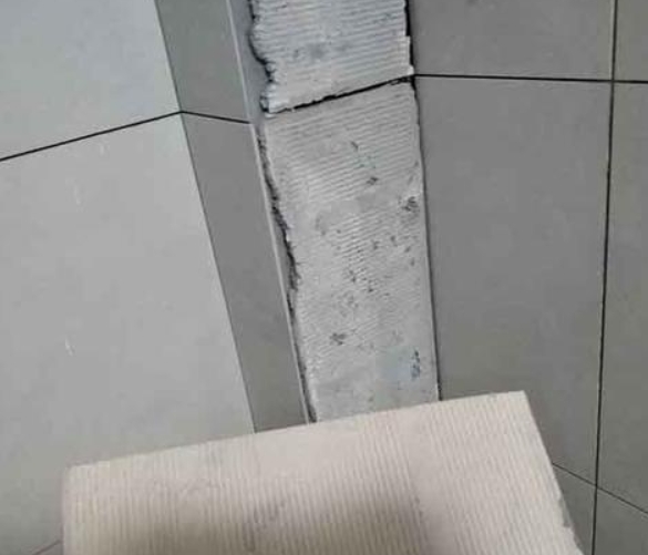 秀屿瓷砖空鼓维修公司分享下厨房瓷砖脱落的补救措施。